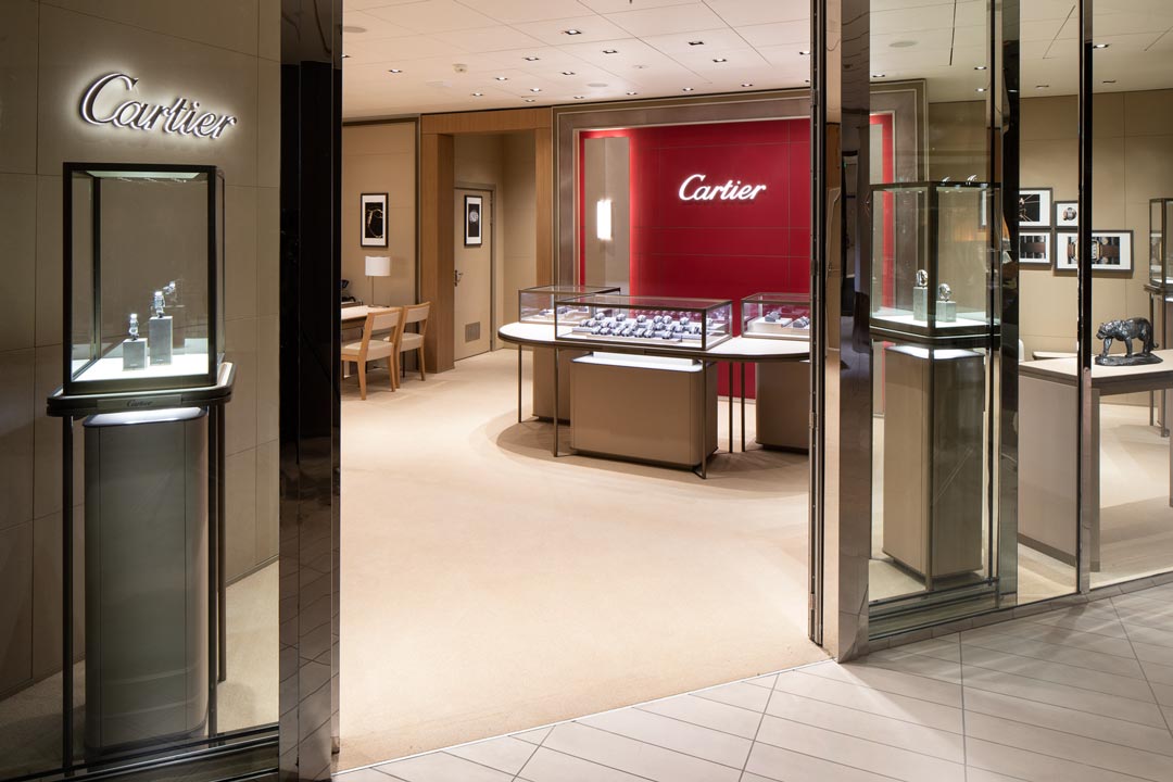 Магазин edge. Cartier салон в Мюнхене интерьер. Селебрити в магазине. Cartier shop. Celebrity shop.